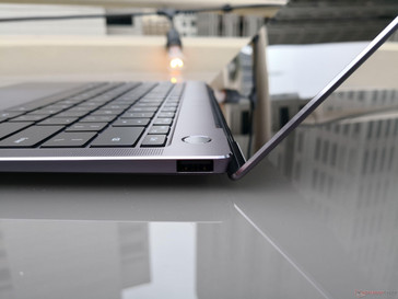 Rounded chrome-cut edges and corners are not unlike on the Dell Inspiron 2-in-1