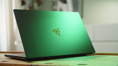 Razer Blade 17 with a sleek build, i7-12800H, FHD screen, and RTX 3070 Ti drops by whopping 50% (Image source: Notebookcheck)