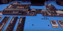 The DIMM modules and SSD in the latest iMac Pro. (Source: MacRumors)