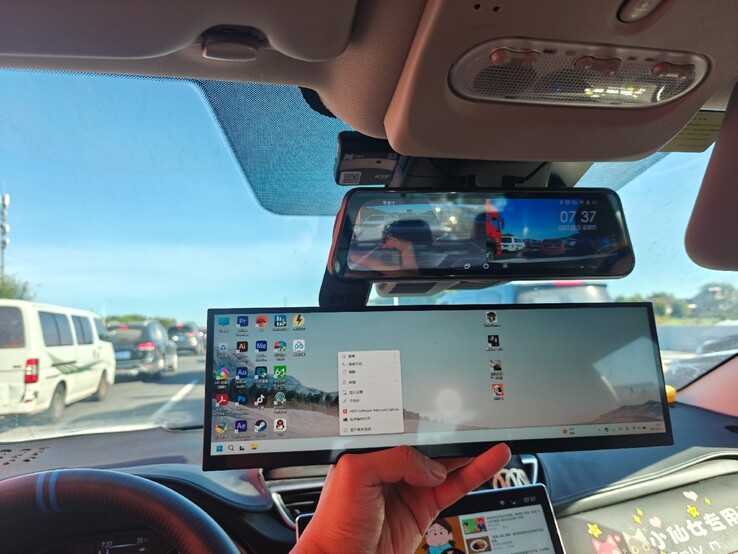 The ultrawide DIY handheld in comparison to a rear view mirror. (Image source: PureDIY via BiliBili)