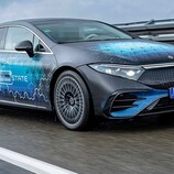 Akumulator półprzewodnikowy w tym EQS pozwala na pokonanie 620 mil na jednym ładowaniu. (Źródło zdjęcia: Mercedes)