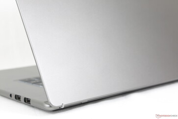 Smooth matte aluminum alloy chassis hides fingerprints well