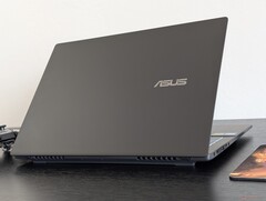 New Asus V16 laptop offers good value for under $1000, but its all-plastic case disappoints in our in-depth testing (Image source: Notebookcheck)