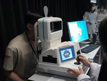 Honor brought participants to their R&D lab in China to test the performance of AI Defocus on transient myopia. (Image source: 胜利文绉绉)