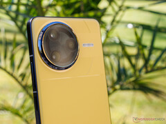 The Poco F7 Ultra will come in an eye-catching yellow and black two-tone finish. (Image source: Notebookcheck)