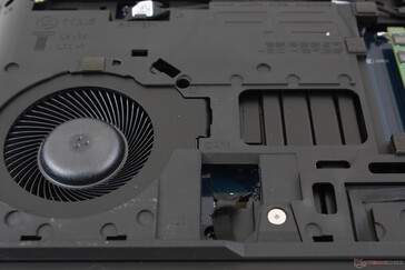 Large diameter twin ~60 mm fans with 0.2 mm blades. Copper heat pipes are 6 mm to 8 mm wide