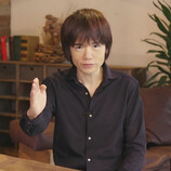 Twórca gier Nintendo Masahiro Sakurai siedzi przy stole (źródło zdjęcia: The Guardian)