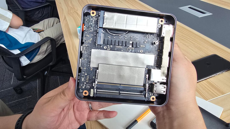 The internals of the Lunar Lake-equipped Ninkear M8 surfaced on Reddit as well.