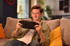 The ONEXPLAYER X1 Mini should be considerably smaller than the existing ONEXPLAYER X1. (Image source: One-Netbook)