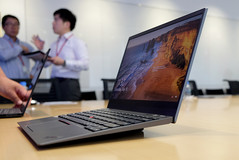 ...and puts the laptop at an angle (picture-source: pc.watch.impress.co.jp)