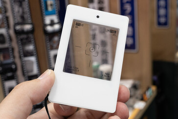 The 'rear' side shows the tiny 1.3 MP camera (Image source: DC.Watch Japan)