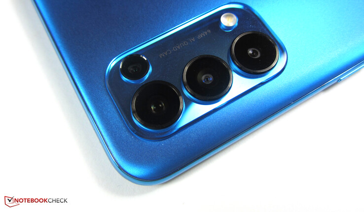 Eye-catcher: The 64 MP quad-camera setup slightly protrudes from the back cover.