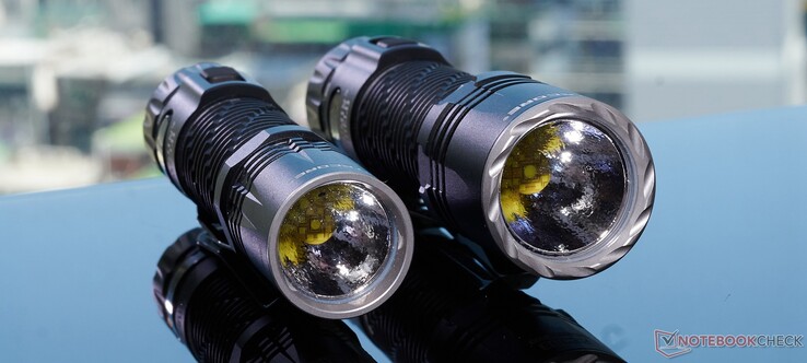 Nitecore's EDC33 (left) and EDC35 (right). (photo: Andreas Sebayang/Notebookcheck.com)