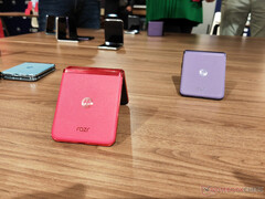 The Razr 40 and Razr 40 Ultra will likely serve as Galaxy Z Flip4 and Galaxy Z Flip5 competitors globally. (Image source: NotebookCheck)