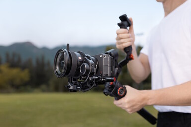 Shown here with motorized follow focus (Image source: Hohem)