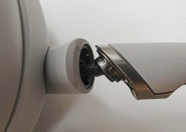 An owner of the Sony WH-1000XM6 has reported the first defective hinge (Image source: Xiaohongshu)