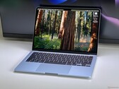 Apple 13-inch M4 MacBook Air in Sky Blue colour sitting on a desk (Image source: Notebookcheck)