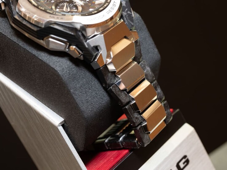 A photo of the Casio G-Shock MTG-B4000D-1A watch's outer strap. (Image source: Impress Watch)