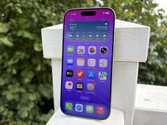 According to Apple, the iPhone 17's 6.3-inch OLED panel reaches a brightness of up to 3,000 nits outdoors. (Image source: Notebookcheck)