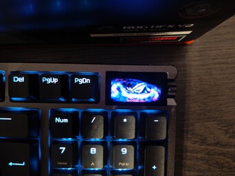 The display makes it much easier to adjust settings directly on the keyboard, and it can also show animations. (Image source: Notebookcheck)