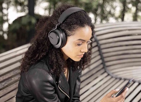 The all-black color and high-quality materials give the headphones a premium feel (Image Source: Shure)