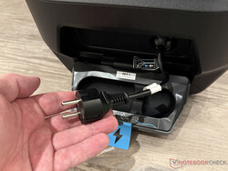 Retractable power cable for the power supply