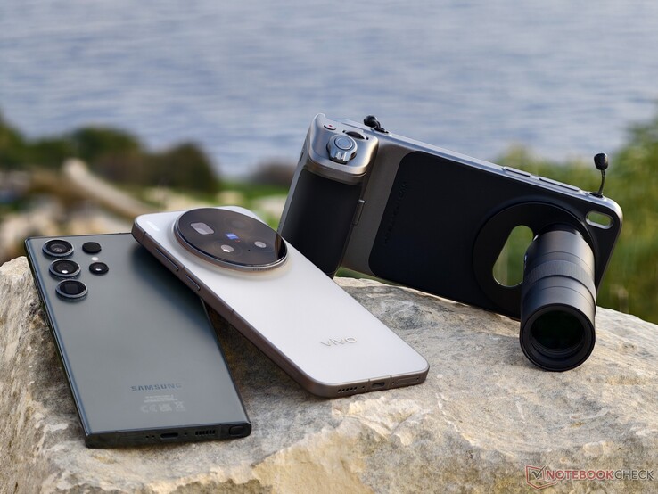 The Vivo X300 Pro with a teleconverter is a slightly larger replacement for the 10x telephoto camera in the Samsung Galaxy S23 Ultra. (Image source: Alexander Fagot, Notebookcheck)