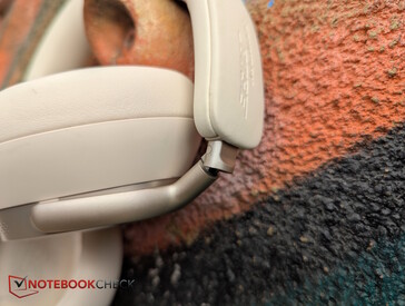 Ear cups can fold 90 degrees