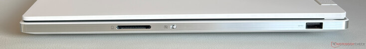 Right side: SD-card reader, webcam privacy shutter, USB-A 3.2 Gen.1 (5 Gbps)