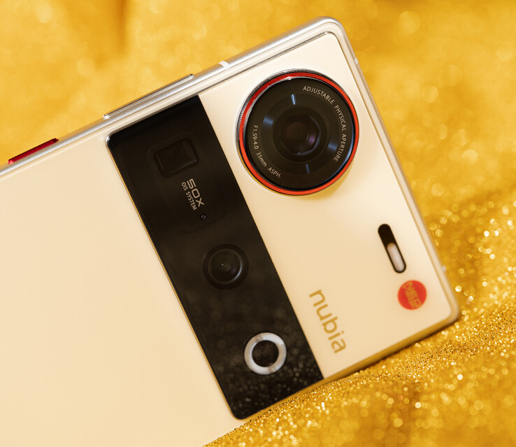 The Nubia Z70 Ultra features a variable aperture and periscope telephoto cameras. (Image source: ZTE)