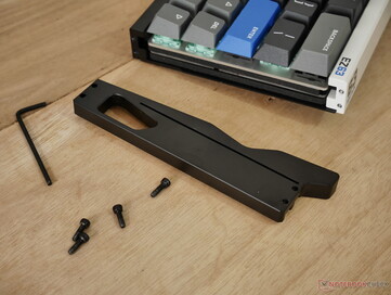 The case of the Iqunix EZ63 is made of a thin aluminium bottom panel, two extruded profiles, and two CNC-milled aluminium feet. 