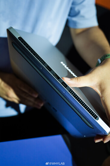 Air vents and ports on the back (Image source: WHYLAB on Weibo)