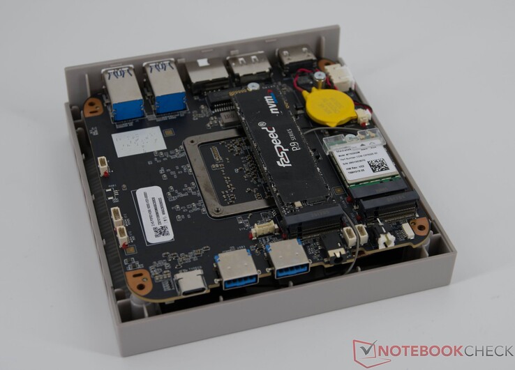 The Retro X3 mini PC does not feature upgradable RAM, but it does feature upgradable storage and WLAN modules.