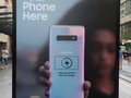 Samsung's interactive Galaxy S10+ billboard charges your Qi-enabled phone. (Source: Notebookcheck)