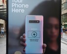Samsung's interactive Galaxy S10+ billboard charges your Qi-enabled phone. (Source: Notebookcheck)