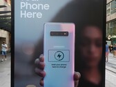 Samsung's interactive Galaxy S10+ billboard charges your Qi-enabled phone. (Source: Notebookcheck)