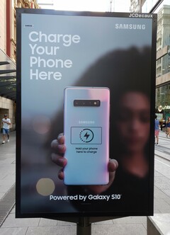 Samsung&#039;s interactive Galaxy S10+ billboard charges your Qi-enabled phone. (Source: Notebookcheck)