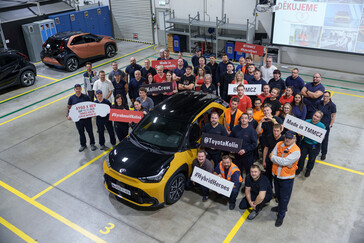 The team behind the transformation: Employees of the TMMCZ plant in Kolin celebrate the start of production of the Aygo X Hybrid. The plant is a pillar of Toyota's "Multi Path Strategy". (Image source: Toyota).