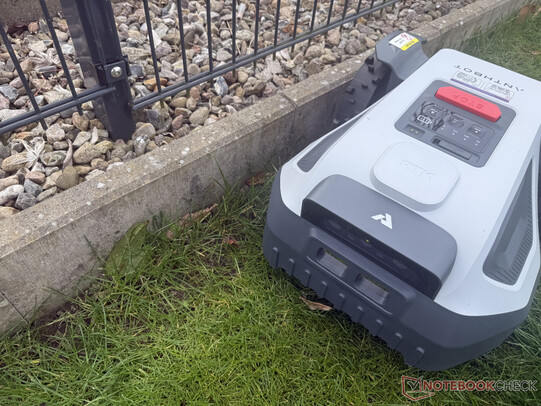 Around 10 cm is left when mowing the edges