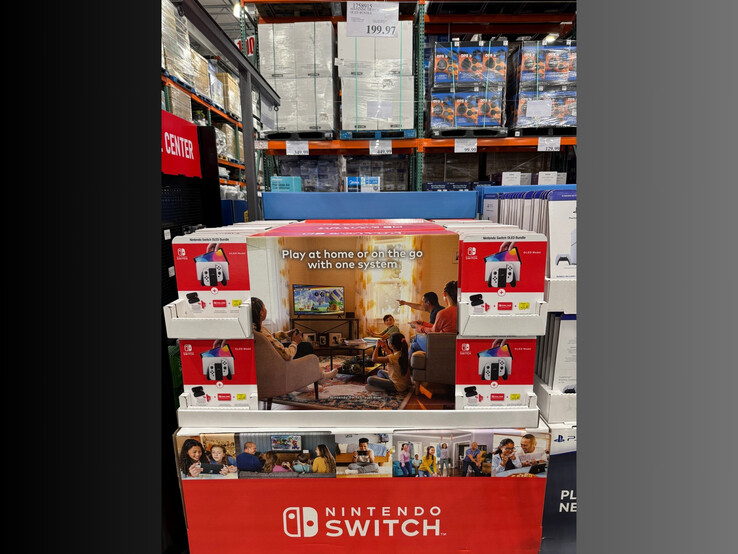 Costco Switch OLED Bundle display (Image source: davidng150@Slickdeals forums)