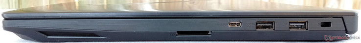 Right: SD Card Reader, USB 3.1 (Gen 1) Type-C, USB 3.0 Type-A, USB 2.0, Kensington Lock