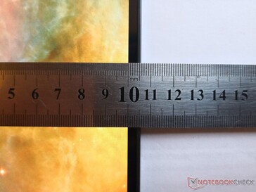 Narrow side bezels of about 11 mm