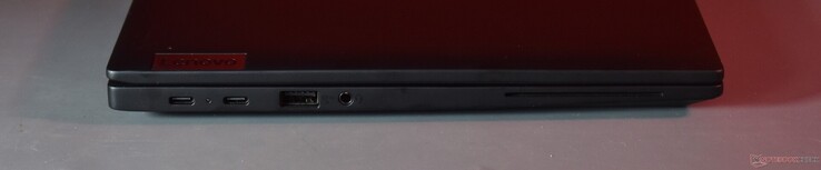 The ThinkPad X13 Gen 4 (AMD) offers two USB 4, a full-size HDMI and several other ports (Image source: Benjamin Herzig)