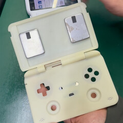 The shell of one MagicX clamshell gaming handheld looks a fair bit like the Retroid Pocket Flip 2. (Image source: MagicX)