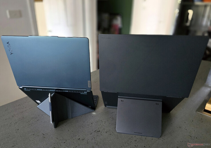 The Zenbook DUO includes a built-in kickstand. (Image: Notebookcheck)