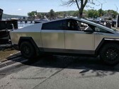 The Tesla Cybertruck suffers from major range issues when towing heavy items. (Source: Flying Wheels via YouTube)