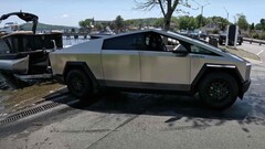 The Tesla Cybertruck suffers from major range issues when towing heavy items. (Source: Flying Wheels via YouTube)