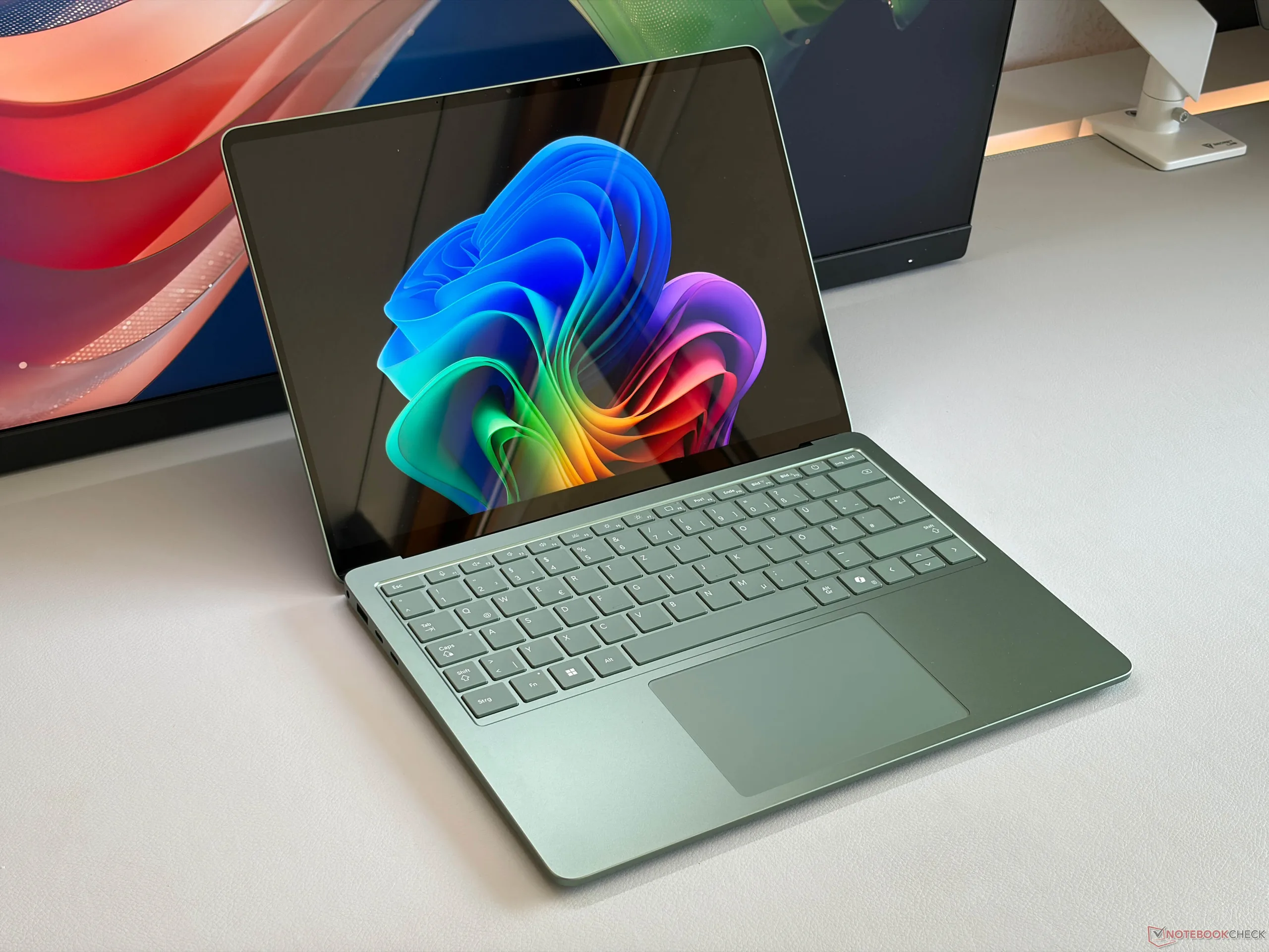 Microsoft Surface ノートPC Microsoft's new Surface Laptop 8 is very good, but too expensive