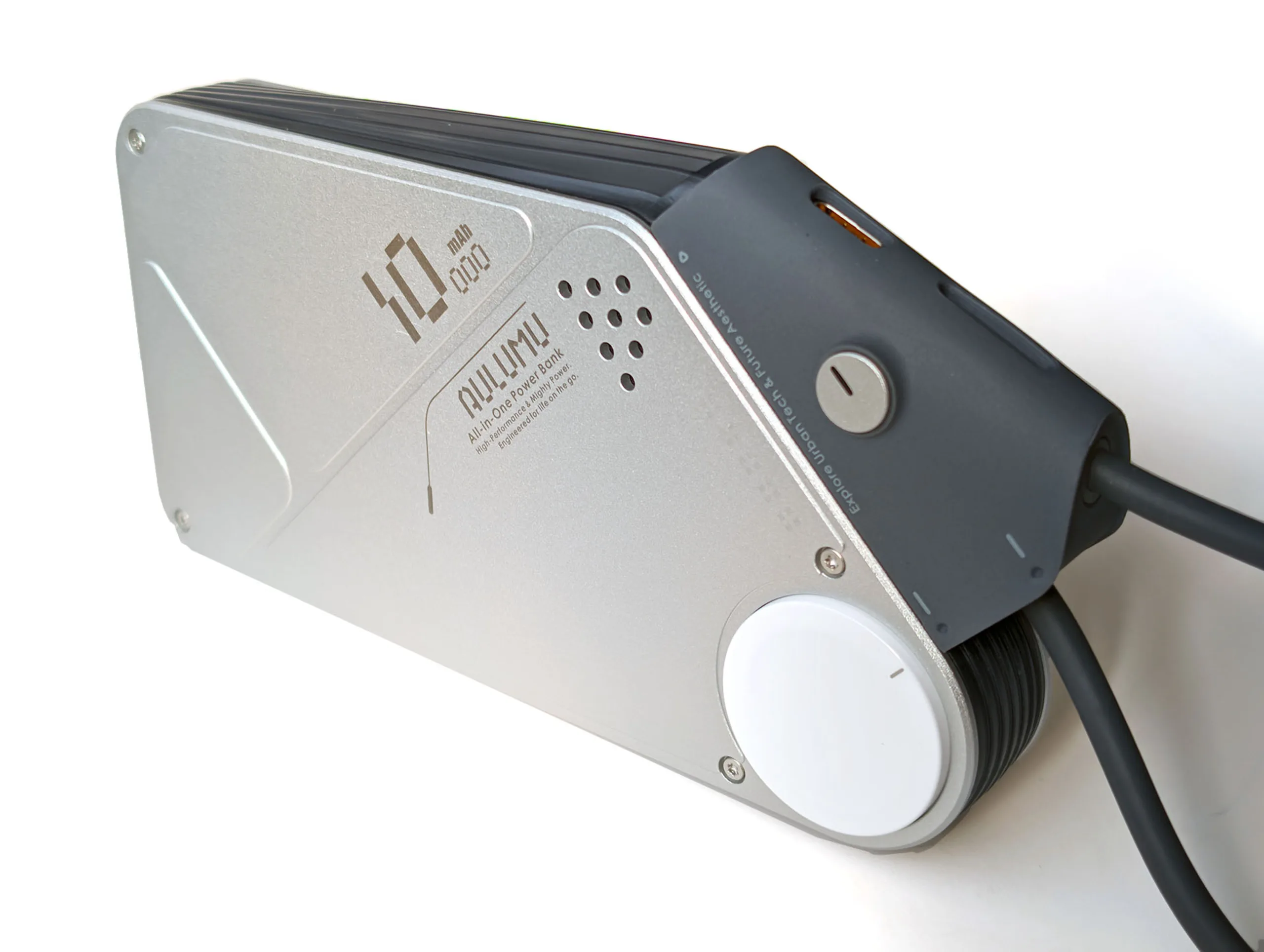 Aulumu M10 power bank hands‑on review: Futuristic style with dual