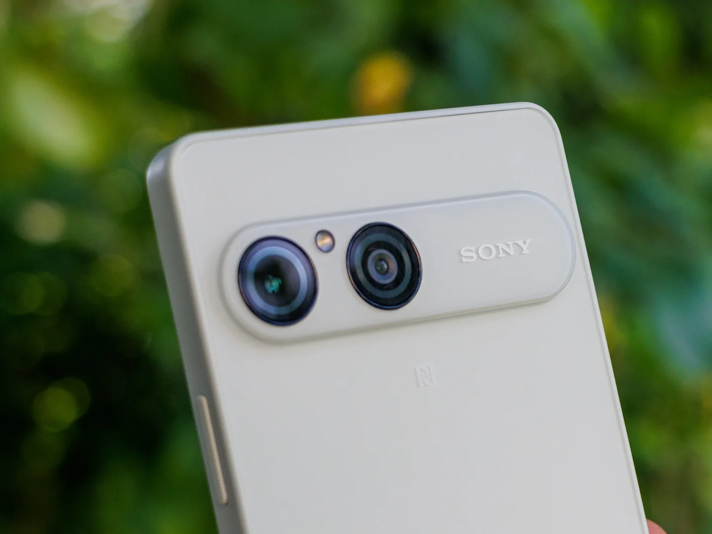 Headphone jack, microSD, and a hefty price tag: Sony Xperia 10